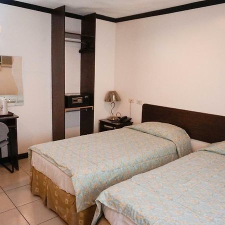 Crowne Garden Hotel Cebu Stadt Exterior foto