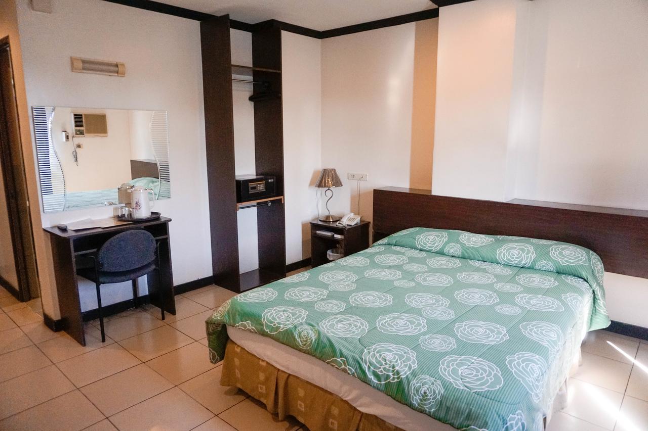 Crowne Garden Hotel Cebu Stadt Exterior foto