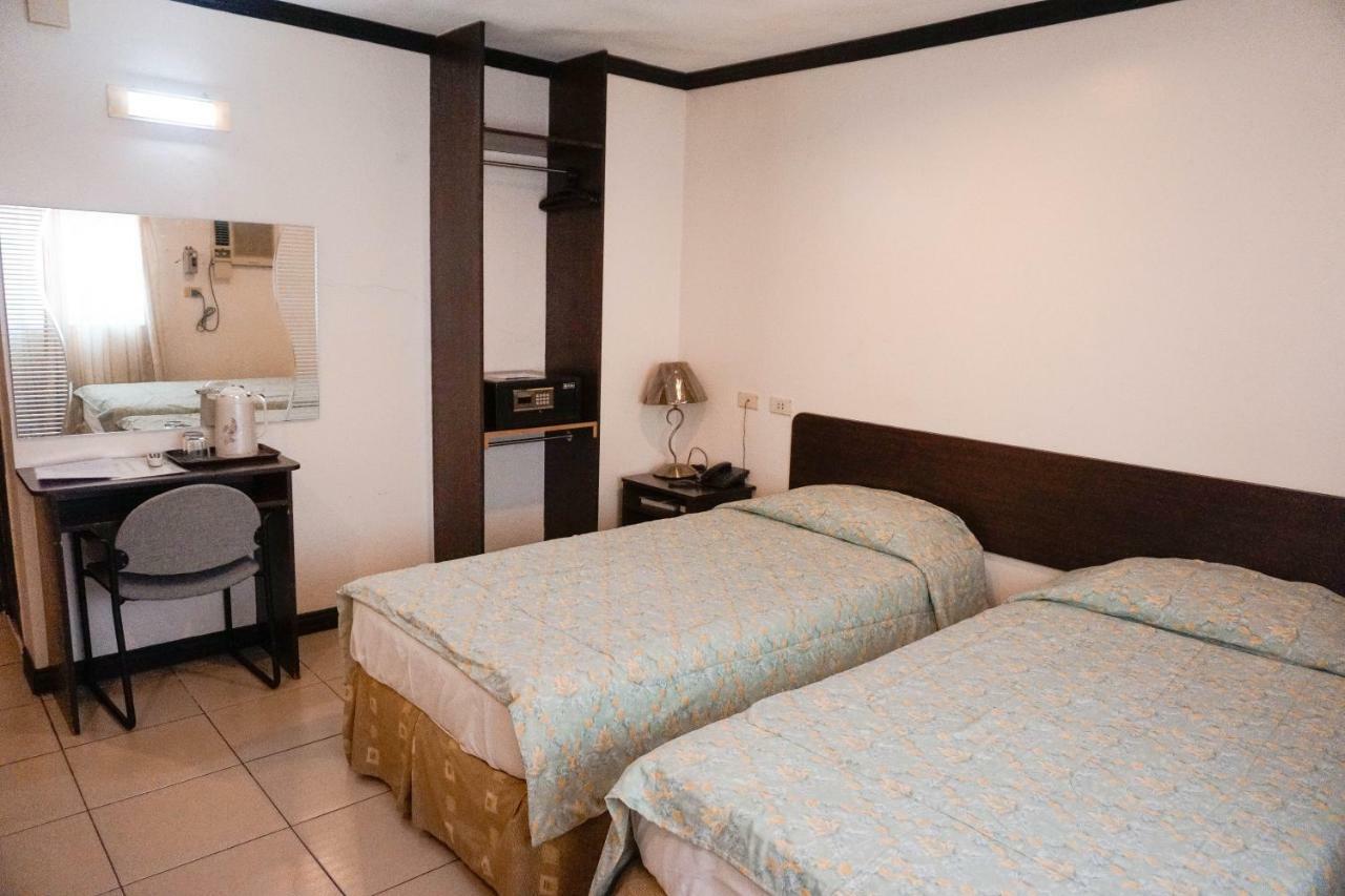 Crowne Garden Hotel Cebu Stadt Exterior foto